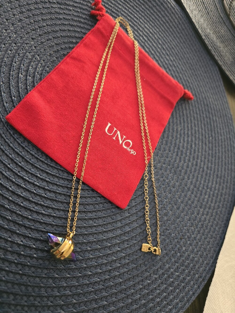 UNO de 50 Gold-Tone Necklace with Iridescent Purple-Green Crystal - Picture 3 of 4
